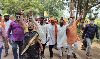 मुख्यमंत्री भुपेश बधेल के पिता नन्द कुमार बघेल का ब्राह्मण समाज द्वारा पुतला दहन