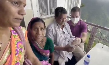 वैष्णो देवी में अचानक मिले छत्तीसगढ़ के किसान से सांसद श्री राहुल गांधी ने हालचाल पूछा : किसान ने कहा- 'बहुत अच्छा काम करत हे हमर सरकार'