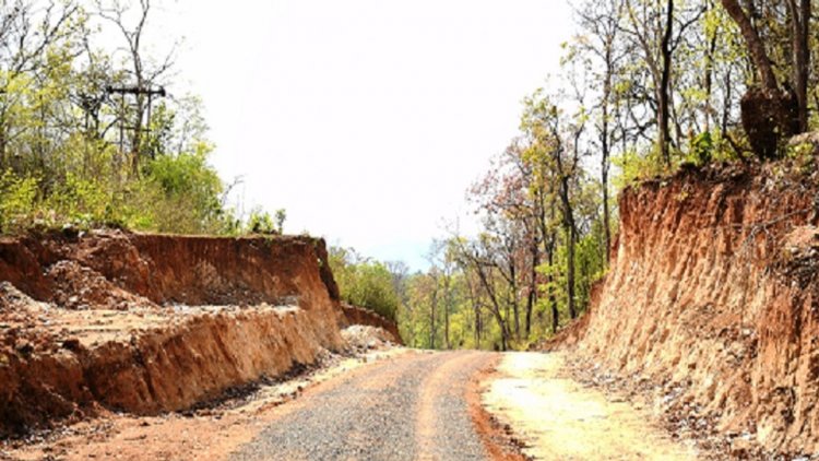 बदलता नारायणपुर: नई तस्वीर : पहाड़ को काटकर प्रषासन ने गांव तक बना दी सड़क