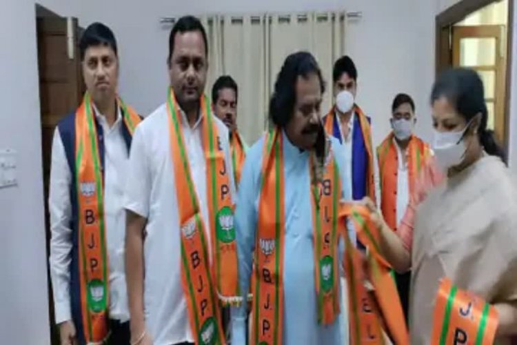 वेदराम मनहरे समेत 10 नेता भाजपा में शामिल, डी पुरंदेश्वरी ने दिल्ली में दिलाई सदस्यता   कांग्रेस को बड़ा झटका