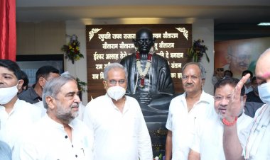 मुख्यमंत्री ने नगर निगम रायपुर मुख्यालय परिसर में राष्ट्रपिता महात्मा गांधी की प्रतिमा का किया अनावरण