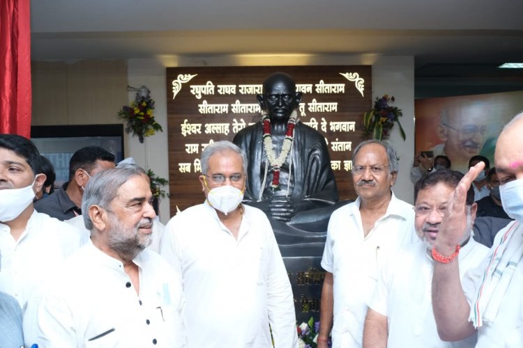 मुख्यमंत्री ने नगर निगम रायपुर मुख्यालय परिसर में राष्ट्रपिता महात्मा गांधी की प्रतिमा का किया अनावरण