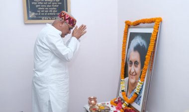 मुख्यमंत्री भूपेश बघेल ने पूर्व प्रधानमंत्री श्रीमती इंदिरा गांधी को उनकी जयंती पर किया नमन
