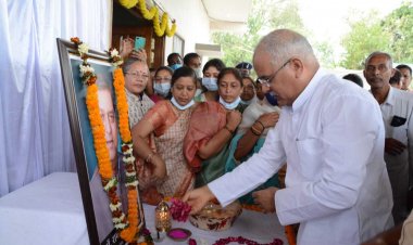 मुख्यमंत्री  बघेल ग्राम बोइरझिटी पहुंचकर डॉ. रामकुमार सिरमौर की श्रद्धांजलि सभा में शामिल हुए
