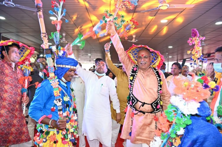 मुख्यमंत्री भूपेश बघेल के रायपुर स्थित निवास में हर वर्ष की तरह इस वर्ष भी गोवर्धन तिहार पारंपरिक हर्षाेल्लास के बीच धूमधाम...