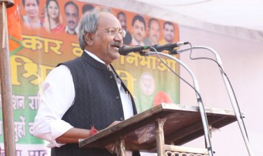 महासमुंद में विशाल निराश्रित सम्मेलन एवं रैली  निराश्रित तक से लूट व वादाखिलाफी कर रही है कांग्रेस  प्रदेश के विकास काम पूरी तरह ढप्प, 11 लाख से अधिक गरीबो का पक्का मकान खा गई कांग्रेस    ढाई साल में प्रदेश माफियाओं के कब्जे में - बृजमोहन अग्रवाल