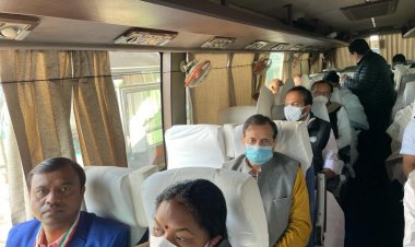 रैली में शामिल होने बस्तर सांसद दीपक बैज,राज्य सभा सांसद फूलोदेवी नेताम व छत्तीसगढ़ महिला कांग्रेस प्रभारी सुनीता शेरावत एवँ अन्य सांसद बस से सभा स्थल के लिए हुए रवाना।