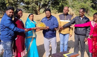 संसदीय सचिव यू.डी. मिंज को माँ गंगा मैया स्व सहायता समूह कोरनो की महिलाओं ने उपहार में दिए क्रिसमस कैंडल