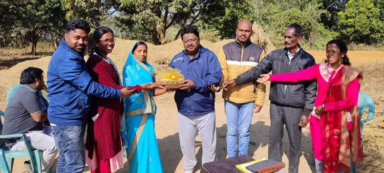 संसदीय सचिव यू.डी. मिंज को माँ गंगा मैया स्व सहायता समूह कोरनो की महिलाओं ने उपहार में दिए क्रिसमस कैंडल