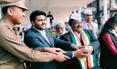 संसदीय सचिव युड़ी मिंज ने फहराया कुनकुरी में तिरंगा  हर्षोल्लास के साथ कुनकुरी में मना 73 वां गणतंत्र दिवस  मुख्यमंत्री भूपेश बघेल के जनता के नाम संदेश का संसदीय सचिव यु.ड़ी. मिंज ने किया वाचन  *शांति और खुशहाली के प्रतीक श्वेत कपोत आसमान में छोडे गए *