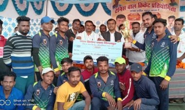 क्रिकेट प्रतियोगिता के समापन मैच में शामिल हुवे बस्तर साँसद दीपक बैज
