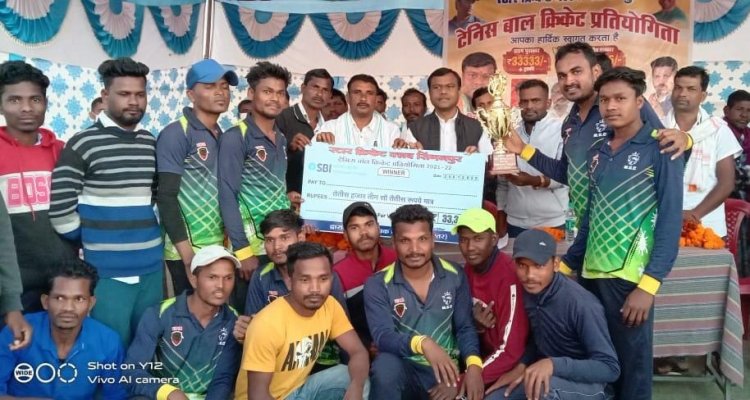 क्रिकेट प्रतियोगिता के समापन मैच में शामिल हुवे बस्तर साँसद दीपक बैज