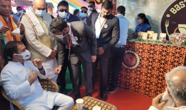 सांसद  राहुल गांधी और मुख्यमंत्री  भूपेश बघेल ने साईंस कॉलेज ग्राउंड के मुख्य कार्यक्रम स्थल के पास विकास प्रदर्शनी में बनाए गए बस्तर कैफे में...