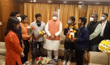 यूक्रेन से सकुशल लौटे छात्रों से मुख्यमंत्री  बघेल ने की मुलाकात, कुशलक्षेम पूछा