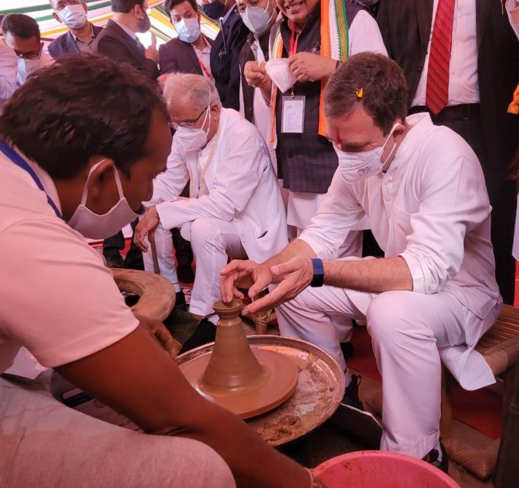 सांसद  राहुल गांधी और मुख्यमंत्री  भूपेश बघेल विकास प्रदर्शनी के स्टॉल में मिट्टी के दीये बनाते हुए...