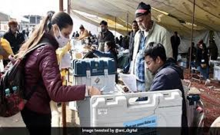 किसान आंदोलन के गढ़ से UP में चुनावी जंग शुरू, सर्द मौसम में भी 58 सीटों पर वोट देने उमड़े लोग