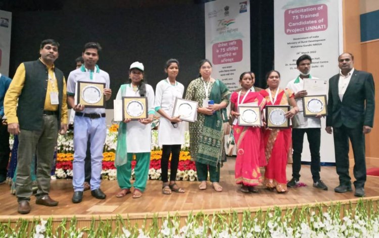 केन्द्रीय ग्रामीण विकास मंत्री ने प्रदेश के 6 मनरेगा श्रमिकों को किया सम्मानित