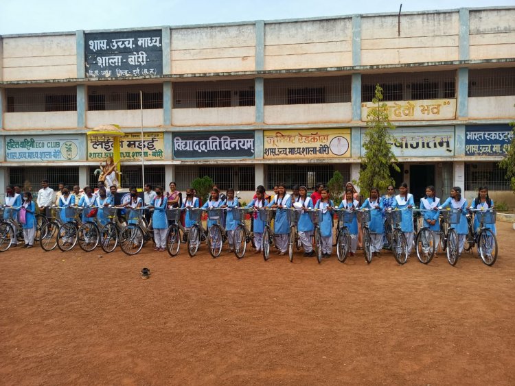 स्वामी आत्मानंद उत्कृष्ट विद्यालय बोरी में सरस्वती नि:शुल्क सायकल योजना अंतर्गत निशुल्क सायकल प्राप्त कर छात्राओं के चेहरे में छाया मुस्कान,,,,,,,
