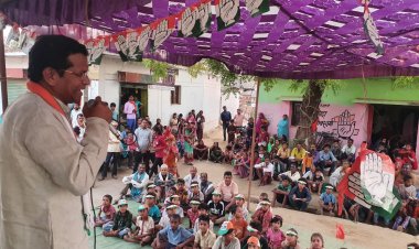प्रदेश कांग्रेस अध्यक्ष मोहन मरकाम खैरागढ़ में धुंआधार प्रचार कर रहे