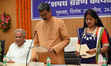 विधानसभा अध्यक्ष डॉ चरणदास महंत ने आज यहां विधानसभा के नवीन समिति कक्ष में खैरागढ़ विधानसभा क्षेत्र की नवनिर्वाचित विधायक श्रीमती यशोदा वर्मा को छत्तीसगढ़ी भाषा में पद एवं गोपनीयता की शपथ दिलायी.