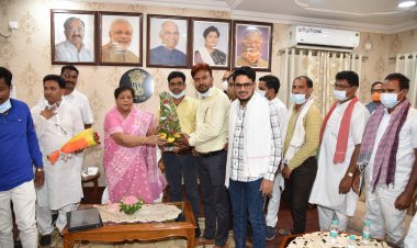 राज्यपाल सुश्री उइके से आदिवासी समाज एवं पिछड़ा वर्ग समुदाय के प्रतिनिधियों ने की मुलाकात
