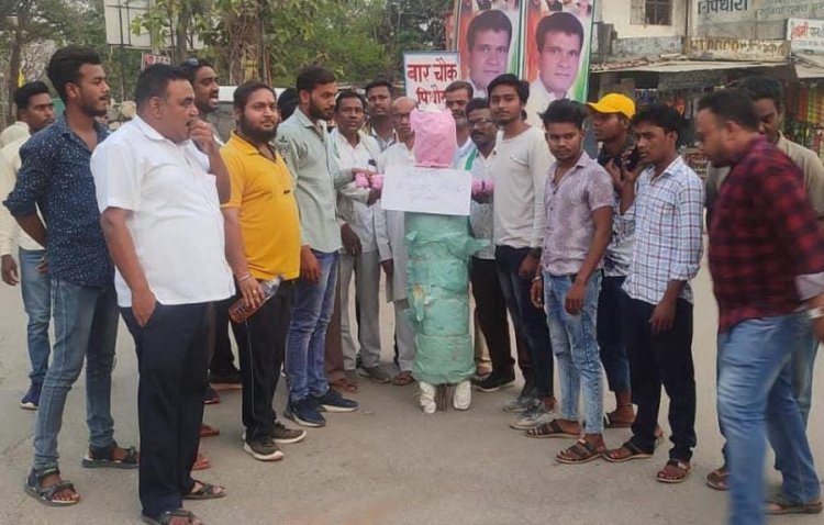 कांग्रेस जनो ने केंद्रीय मंत्री प्रहलाद पटेल का पुतला दहन किया