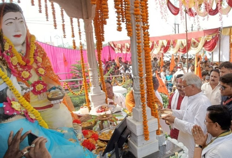 मुख्यमंत्री ने माता कर्मा की पूजा-अर्चना की: महाआरती में हुए शामिल