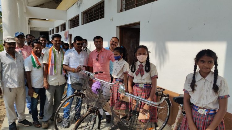 बस्तर सांसद दीपक बैज व चित्रकोट विधायक राजमन बेंजाम ने दरभा ब्लाॅक के 124 छात्राओं को वितरण की सायकिल।