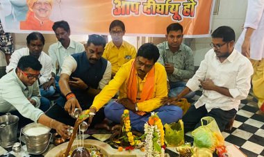 **बृजमोहन के जन्मदिन पर कार्यकर्ताओं ने बूढेश्वर मंदिर में पूजा की