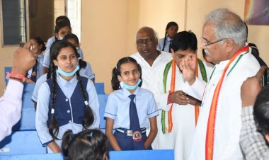 छात्रा ने मुख्यमंत्री  बघेल से पूछा फिटनेस का राज, जवाब मिला - किसानी, योगा और तैराकी