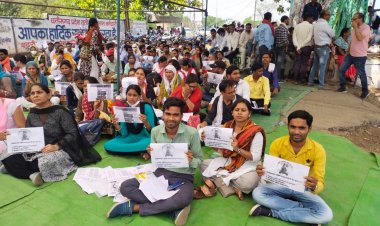 तेज धूप और गर्मी में हड़ताल पर बैठे अतिथि व्याख्याता प्रशासन कब सुनेगा इनकी