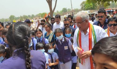 मुख्यमंत्री ने तत्काल पूरी की नन्हीं स्मृति की जिद, करवाई हेलीकॉप्टर की सैर