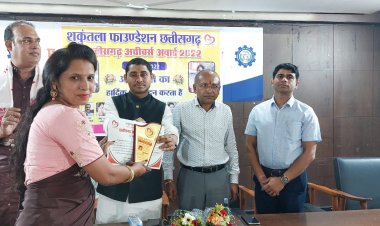 शकुंतला ने किया शिक्षिका भारती वर्मा का सम्मान