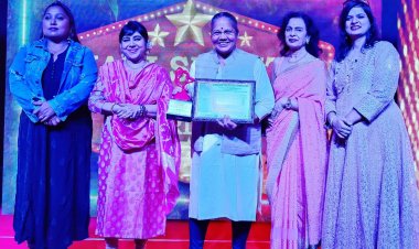 राष्ट्रीय स्तर पर दादा साहब फाल्के आइकॉन अवार्ड में छत्तीसगढ़ राज्य महिला आयोग की अध्यक्ष को नारी शक्ति अवार्ड से सम्मानित किया गया