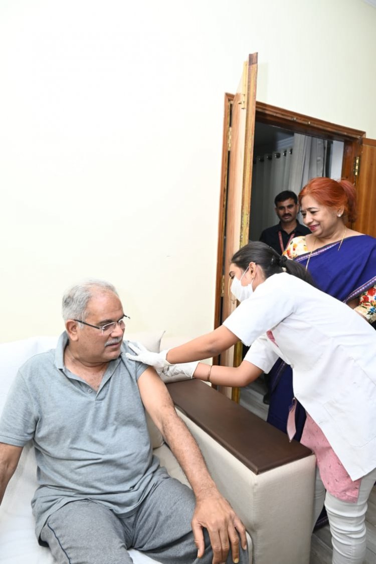 मुख्यमंत्री  भूपेश बघेल ने लगवाई कोविड-19 टीका की प्रिकॉशन डोज