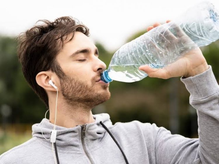 खाली पेट पानी पीने के पांच बड़े फायदे, सिरदर्द की समस्या से भी मिल सकता है छुटकारा