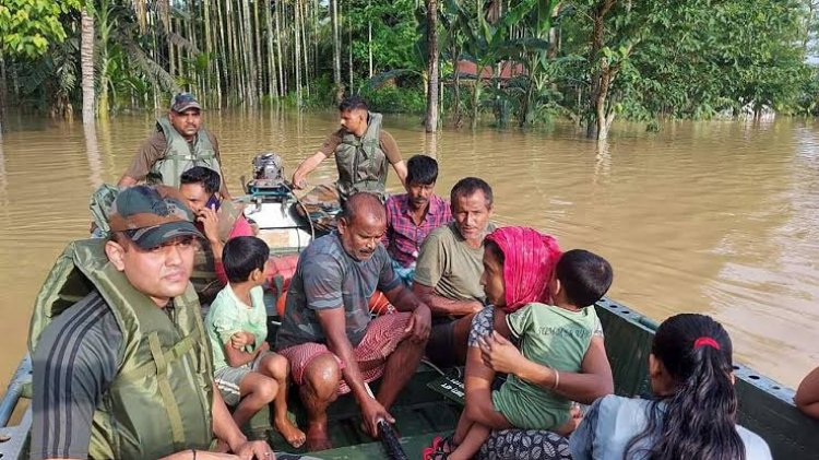 असम में बाढ़ से हालत हुई बेकाबू अब तक 18 मौतें और 7 लाख लोग प्रभावित, दिन-रात ऑपरेशन में जुटी रेस्क्यू टीम