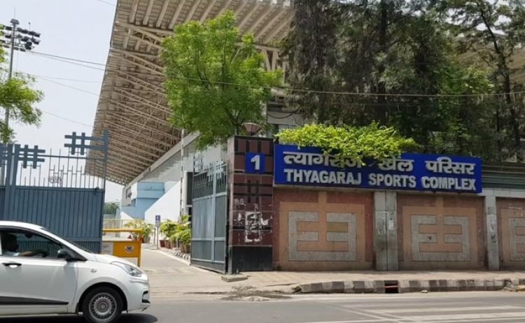 दिल्ली के स्टेडियम में कुत्ते टहलाने वाले IAS को लद्दाख भेजा, पत्नी का किया अरुणाचल प्रदेश ट्रांसफर