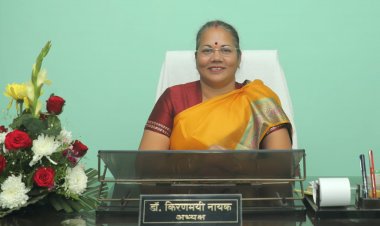 आयोग की अध्यक्ष डॉ. नायक के समक्ष आज पति ने पत्नी को पचास हजार रुपये सौंपा