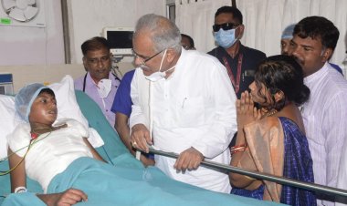 मुख्यमंत्री से मिलकर राहुल की माँ हुईं भावुक, बोलीं आपकी टीम ने पत्थरों को चीरकर मेरे बेटे को दिया नया जीवन..आप मेरे लिए भगवान