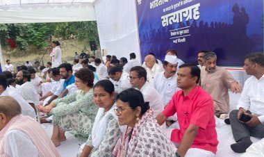 बस्तर सांसद दीपक बैज,कांग्रेस वर्किंग कमेटी के सदस्य व साथी सांसदगण दिल्ली के जंतर मंतर में सत्याग्रह आंदोलन पे बैठे...