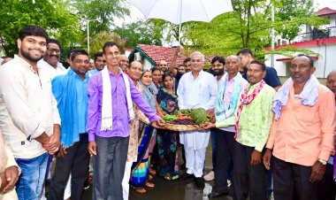 रायपुर : गोधन न्याय योजना में 144 करोड़ की गोबर खरीदी पर महिला समूह और किसानों ने मुख्यमंत्री को 'गाय-बछड़ा' आशीर्वाद स्वरूप भेंट किया