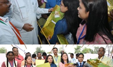 मुख्यमंत्री ने जेईई मेंस, नीट और स्टेट टॉपर स्टूडेंट्स को  दिए लैपटॉप और टेबलेट