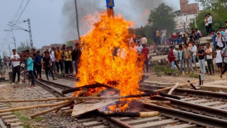 'अग्निपथ योजना' के खिलाफ प्रदर्शन जारी, बिहार में जली ट्रेन; BJP विधायक पर हमला