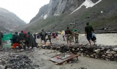 अमरनाथ गुफा के पास बादल फटने से दस लोगों की मौत, 40 लापता,