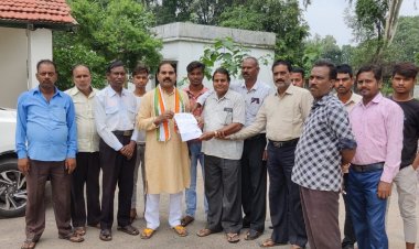 बम्हनीडीह ब्लॉक के किसानों ने खाद उपलब्ध कराने के लिये ओबीसी कांग्रेस के प्रदेश अध्यक्ष डॉ. चौलेश्वर चन्द्राकर को लिखित पत्र सौपा।