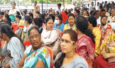 छत्तीसगढ़ के 5 लाख सरकारी कर्मचारियों की हड़ताल से 56 विभागों में कामकाज ठप