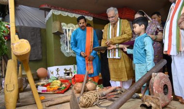 मुख्यमंत्री भूपेश बघेल ने आज मुख्यमंत्री निवास में छत्तीसगढ़ के प्रथम त्यौहार हरेली के अवसर पर कृषि यंत्रों की विधिवत पूजा अर्चना की...