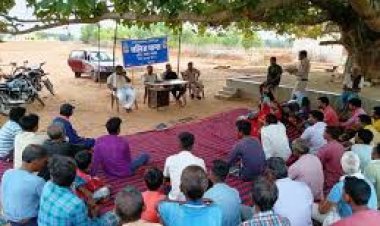 सूरजपुर : राजापारा में हुआ जन चौपाल का आयोजन ,किसान क्रेडिट कार्ड के लिए पटवारी, सचिव एवं कृषि विभाग मिलकर सभी किसानों का केसीसी बनाने के निर्देश दिए , जल, जमीन, जंगल की सुरक्षा करने की जिम्मेदारी आप सभी गांव वालों की है - कमिश्नर