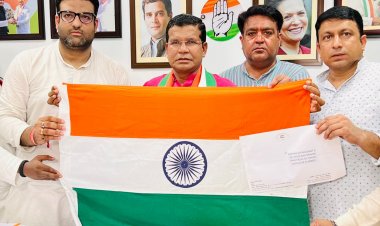 मोहन मरकाम ने भेजा मोहन भागवत को तिरंगा  संघ मुख्यालय नागपुर में फहराने के लिये भेजा खादी का तिरंगा  आजादी के बावन सालो तक संघ ने नहीं फहराया तिरंगा - मोहन मरकाम